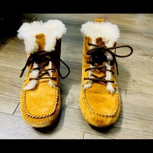 Ugg Moccasin Boots Size 7 Women’s